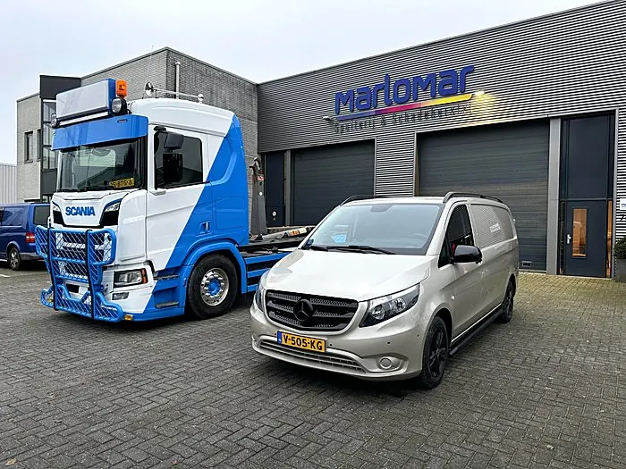 Bestelbus en vrachtwagen na spuitwerk