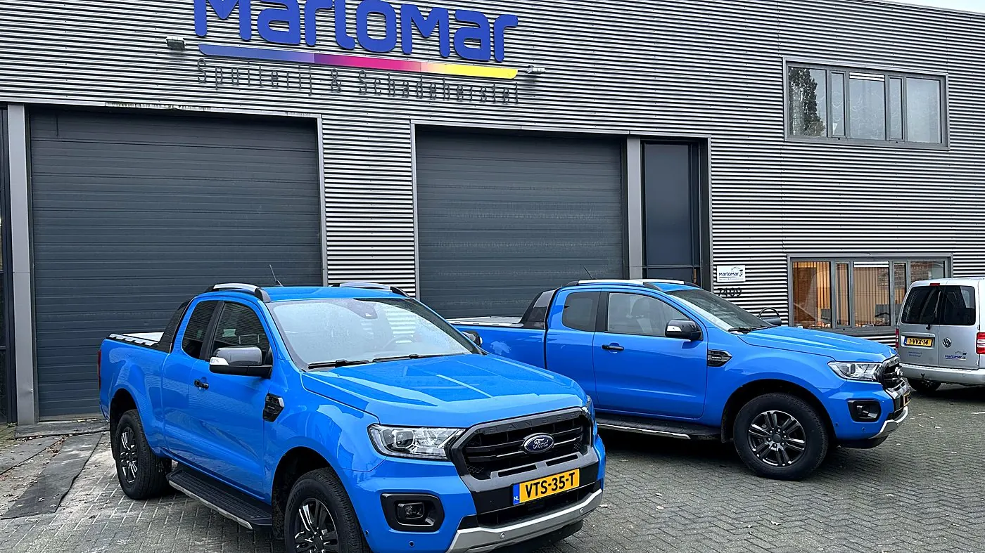 Bedrijfspand van Marlomar met bedrijfswagens