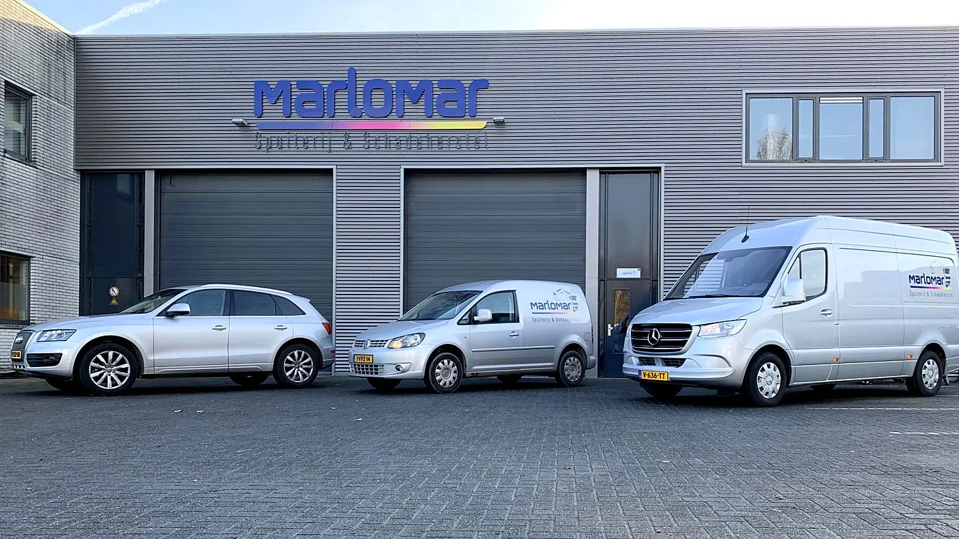 Bedrijfspand van Marlomar met wagenpark