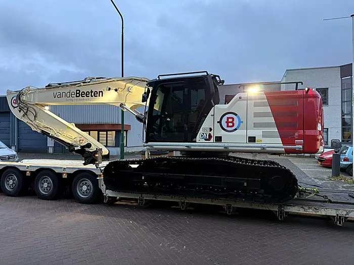 Graafmachine op trailer na spuitwerk