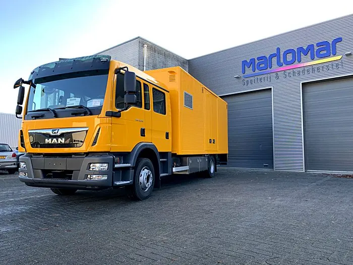 Gele MAN vrachtwagen na spuitwerk