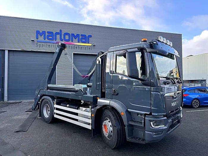 Haakarmtruck overgespoten bij Marlomar