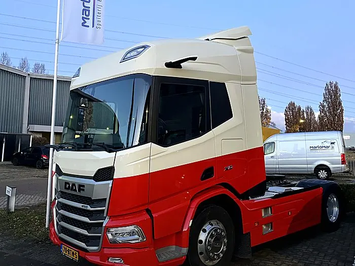 DAF truckcabine met vlag na spuitwerk